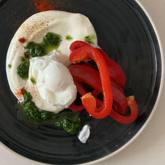 Toast met gerookte paprika en labneh